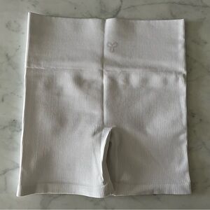 Aritzia TnaBODY Atmosphere Hi-Rise 5" Short - White